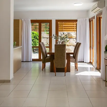 Aphrodite Hills - Junior 4*