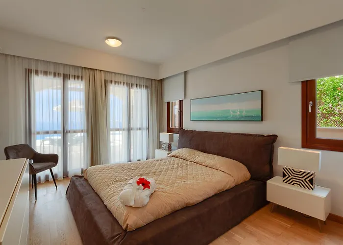 Aphrodite Hills - Junior 4*